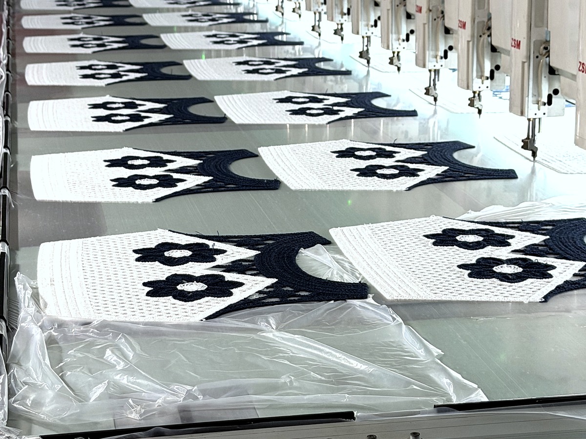 Embroidery panels on machine line / 机器线上的刺绣绣片